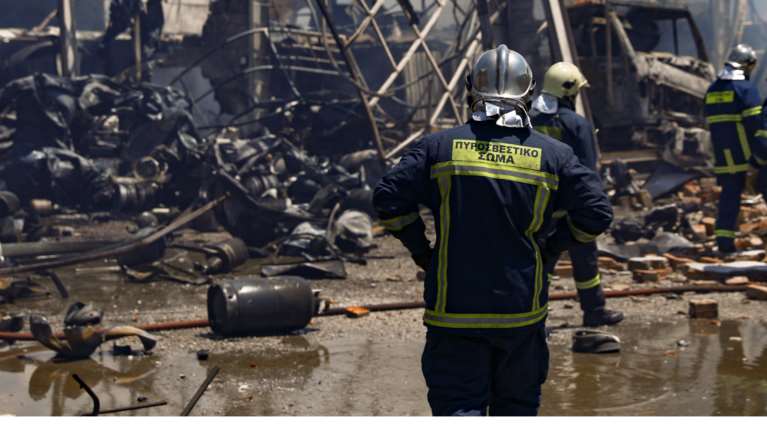 Ασπρόπυργος: Υπό έλεγχο η φωτιά στο βυτιοφόρο με το προπάνιο - 3 τραυματίες από την πυρκαγιά