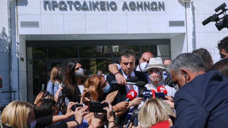 Βιτριόλι: Συγκλονίζει ο θείος της Ιωάννας -&quot;Φοράει τη μάσκα 23 ώρες το 24ωρο, απαγορεύεται να τη δει ο ήλιος&quot;