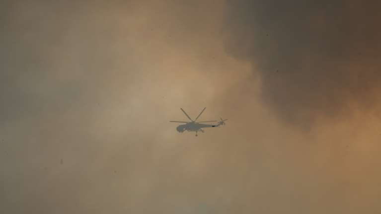 Φωτιά στα Μέγαρα: Αναγκαστική προσγείωση ελικοπτέρου που συμμετείχε στην κατάσβεση
