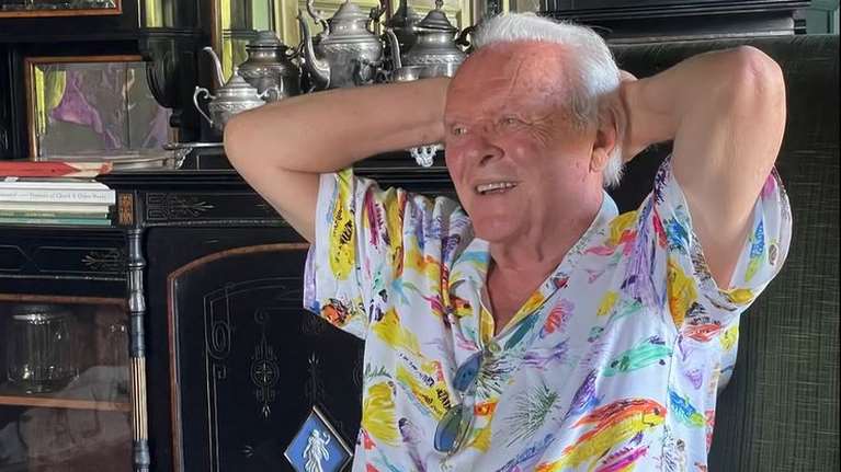 Viral το συρτάκι του Άντονι Χόπκινς - Χορεύει τον Ζορμπά [βίντεο]