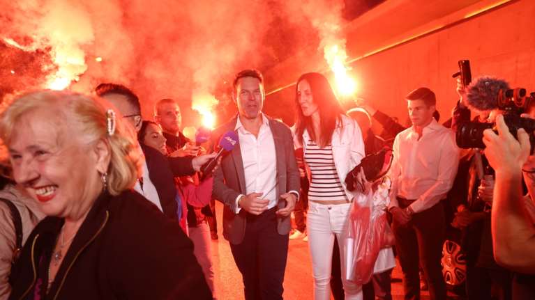 Υποδοχή παγκόσμιου σταρ του ποδοσφαίρου στον Στέφανο Κασσελάκη: Καπνογόνα, συνθήματα και... ύμνος του ΕΑΜ