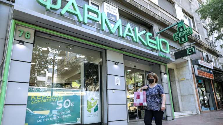 Απίστευτη καταγγελία φαρμακοποιού: &quot;Δίνουν έως και 1.000 ευρώ για ψευδώς θετικά rapid test&quot;