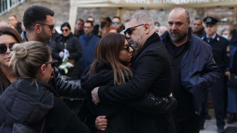 Βασίλης Καρράς: Συντετριμμένες η σύζυγος και η κόρη του - Αγκαλιασμένη η οικογένεια του τραγουδιστή στην εκκλησία [εικόνες]