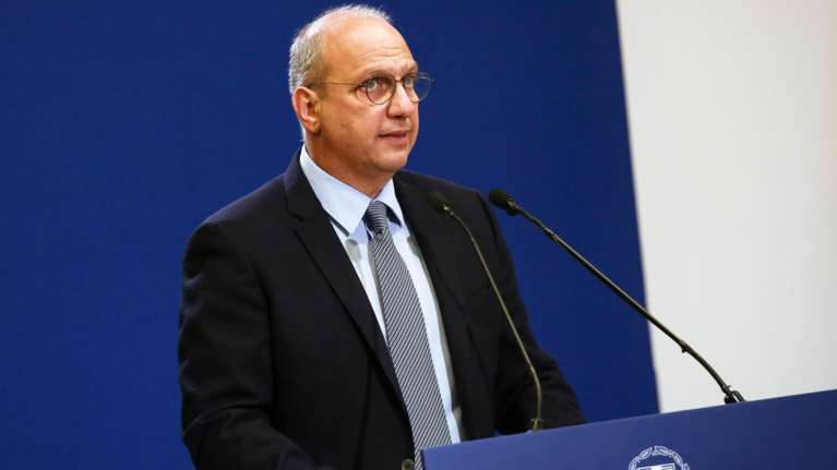 Παραίτηση Οικονόμου ζητά ο ΣΥΡΙΖΑ -  Αναμενόμενος ο πανικός τους για την παραπομπή Παπαγγελόπουλου, απαντά ο κυβερνητικός εκπρόσωπος