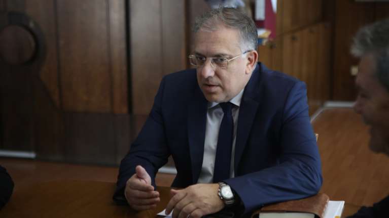 Θεοδωρικάκος:  Έως το τέλος του έτους σε ισχύ οι ρυθμίσεις για τα τραπεζοκαθίσματα