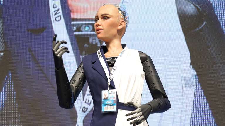 Το ανθρωποειδές ρομπότ Sophia τελικά δεν φαίνεται να είναι τόσο έξυπνο: Επική τούμπα στη ΔΕΘ, δεν είδε ποτέ το σκαλοπάτι