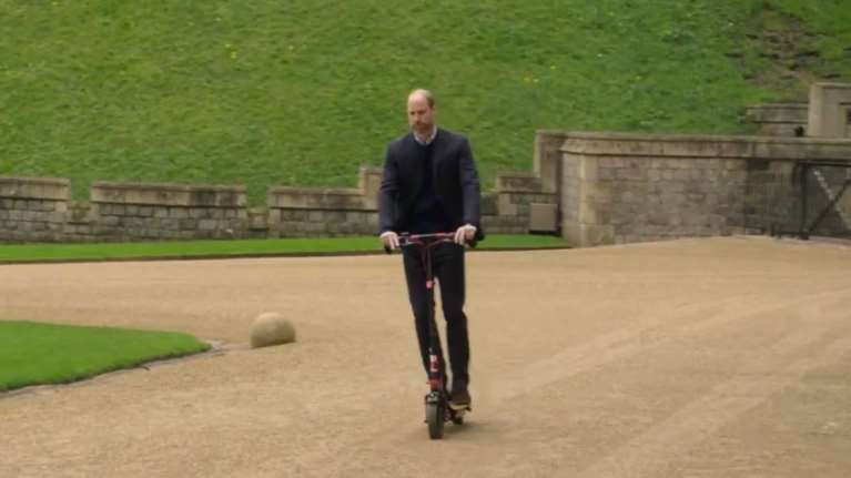 Ο πρίγκιπας Γουίλιαμ κάνει βόλτα με ηλεκτρικό πατίνι μέσα στο κάστρο Γουίνδσορ [Βίντεο]
