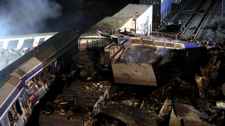 Τέμπη: Αναβλήθηκε η δίκη για το βίντεο της εμπορικής αμαξοστοιχίας - Οργή από τους συγγενείς των θυμάτων [βίντεο]