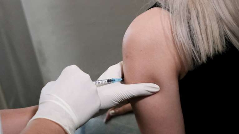 Τρίτη δόση: Την Παρασκευή ανοίγει η πλατφόρμα των ραντεβού για όλους άνω των 18 ετών