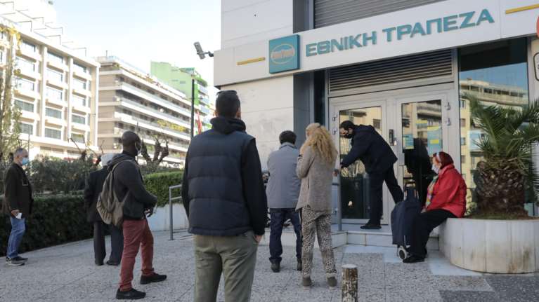 Ποιες χρεώσεις συναλλαγών μειώνουν οι τράπεζες