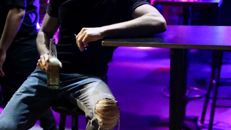 ΑΑΔΕ: Οι &quot;ράμπο των ποτών&quot; - Κατέσχεσαν έναν τόνο &quot;μπόμπες&quot; από γνωστό μαγαζί στο Γκάζι