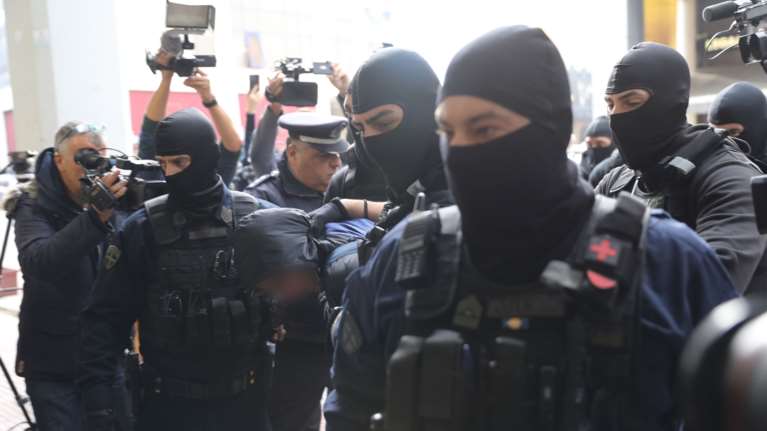 Ρέντης: "Ήθελα να ρίξω την φωτοβολίδα προς τα πάνω, δεν ξέρω να την χρησιμοποιώ" - Τι είπε στον ανακριτή ο 18χρονος