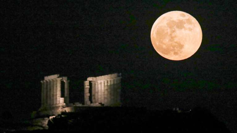 Πανσέληνος Απριλίου: Σήμερα θα εμφανιστεί το &quot;ροζ φεγγάρι&quot; - Τι ώρα θα το δούμε ολοκληρωμένο [βίντεο]