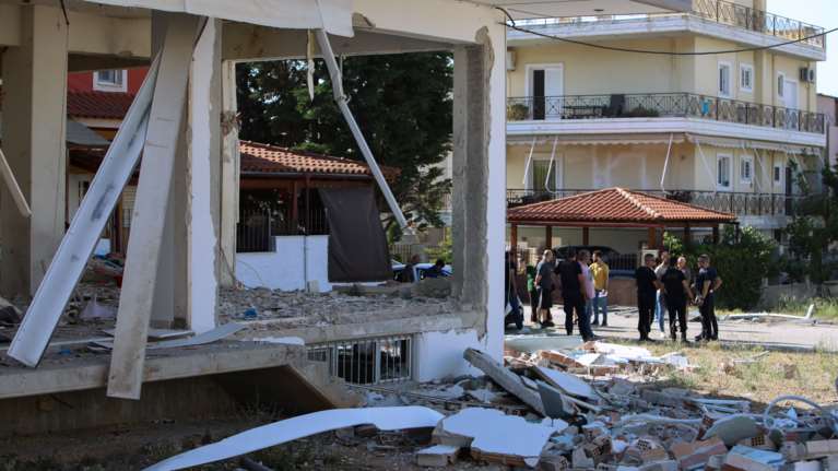 Απίστευτες εικόνες από την έκρηξη σε ξυλουργείο στο Μενίδι - Σοκαρισμένοι οι κάτοικοι [βίντεο - φωτό]