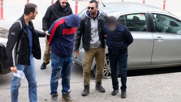 Θεσσαλονίκη: Αμίλητοι με σκυμμένα κεφάλια πήγαν στο δικαστήριο οι κατηγορούμενοι για τη δολοφονία της 41χρονης Γεωργίας [βίντεο]