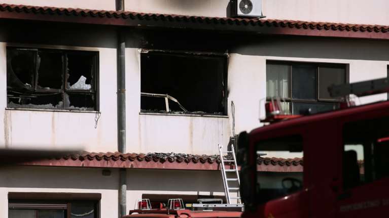 Ενας νεκρός από φωτιά στην κλινική covid του νοσοκομείου Παπανικολάου - &quot;Την έβαλε ασθενής με τσιγάρο&quot;  [βίντεο]