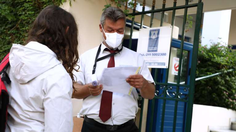 Έκκληση Καπραβέλου: &quot;Κλείστε τα σχολεία και τα γήπεδα, lockdown παντού για τους ανεμβολίαστους&quot;