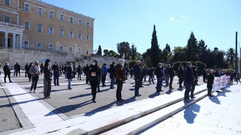 Σε παράταξη α λα ΚΚΕ η συγκέντρωση βουλευτών του ΣΥΡΙΖΑ έξω από τη Βουλή [εικόνες]