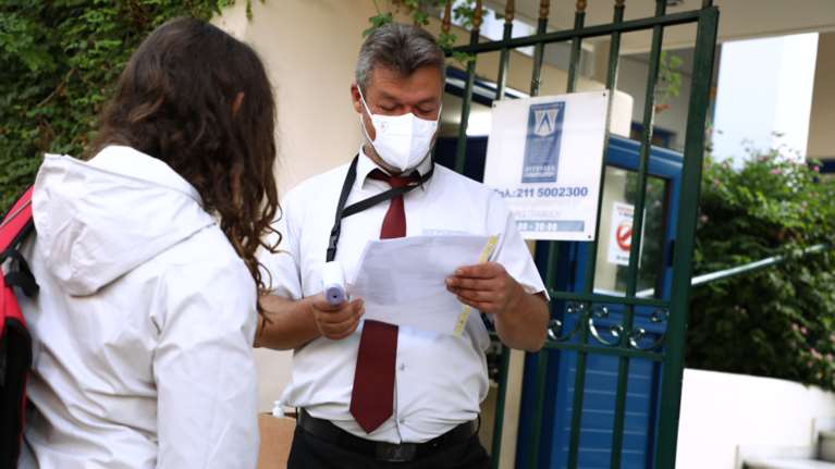 Πειραιάς: Γονέας αρνητής μήνυσε εκπαιδευτικούς για self test και μάσκα - Παρέμβαση του εισαγγελέα