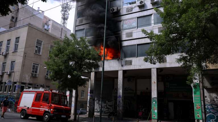 Συναγερμός στην Πυροσβεστική: Φωτιά σε κτήριο στο κέντρο της Αθήνας - Πάνω από το υπουργείο Υγείας [εικόνες - βίντεο]