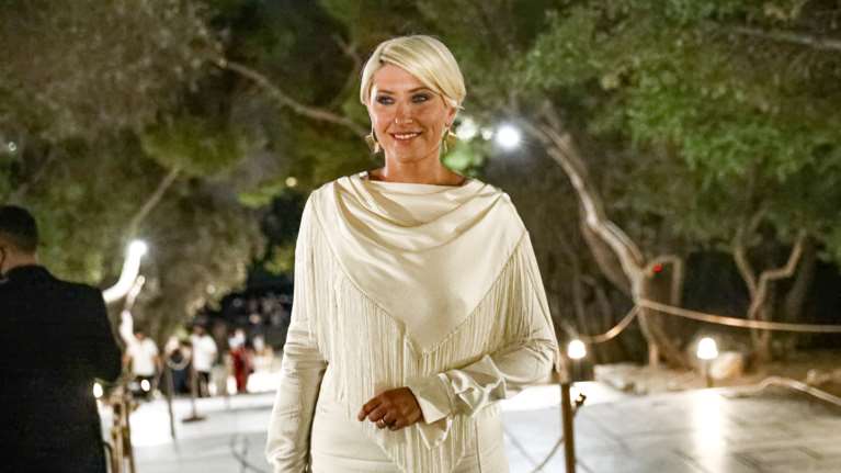 Μία άλλη Σία Κοσιώνη: Ποζάρει χαμογελαστή πάνω σε καρουζέλ - Μετράει μέρες για τα Χριστούγεννα [εικόνες]