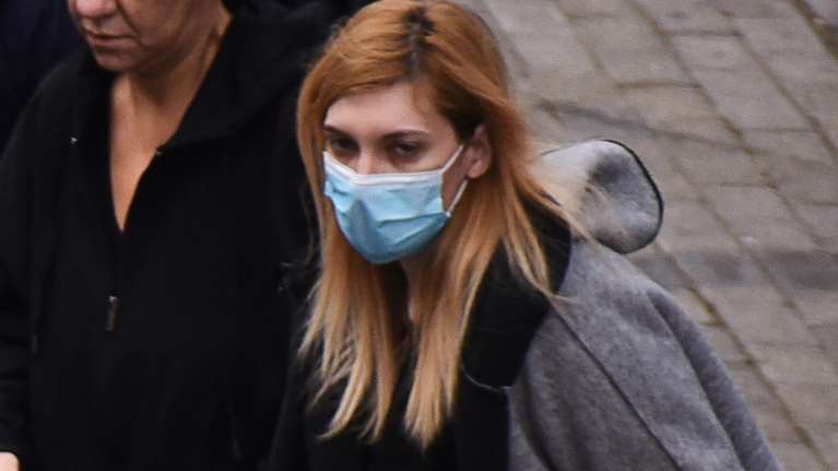 Η Πισπιρίγκου αποχαιρέτησε με λυγμούς τον Αλέξη Κούγια: Σε βαριά ατμόσφαιρα η δίκη για τους θανάτους Μαλένας και Ίριδας