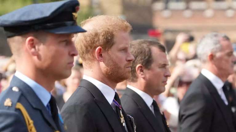 Θλιμμένοι πρίγκιπες: Γουίλιαμ και Χάρι βάδισαν δίπλα - δίπλα,  όπως 25 χρόνια πριν στην κηδεία της Νταϊάνα