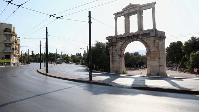 Δεκαπενταύγουστος: Eκκωφαντικά άδεια η Αθήνα - Έρημοι δρόμοι και ελάχιστοι τουρίστες [εικόνες-βίντεο]