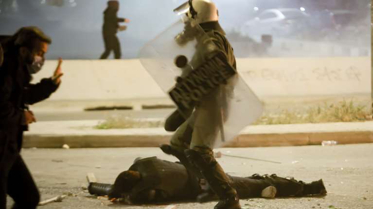 Επεισόδια στη Νέα Σμύρνη: Απαλλάσσεται με βούλευμα ο "Ινδιάνος" για την άγρια επίθεση στον αστυνομικό