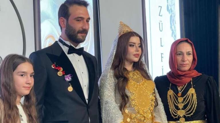 Viral χλιδάτος γάμος στην Τουρκία: Γέμισαν χρυσάφι τη νύφη, αναγκάστηκε να καθίσει από το βάρος