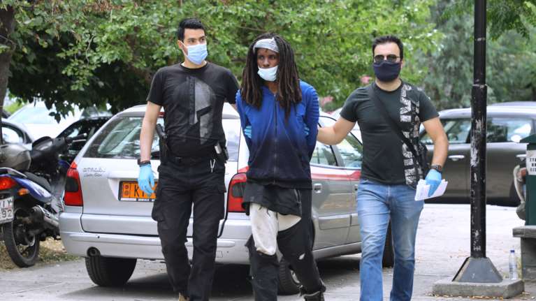 Αυτός είναι ο επίδοξος εμπρηστής με τα κεριά στη Μαλακάσα: Με ράστα και σκισμένο παντελόνι στα δικαστήρια [εικόνες]