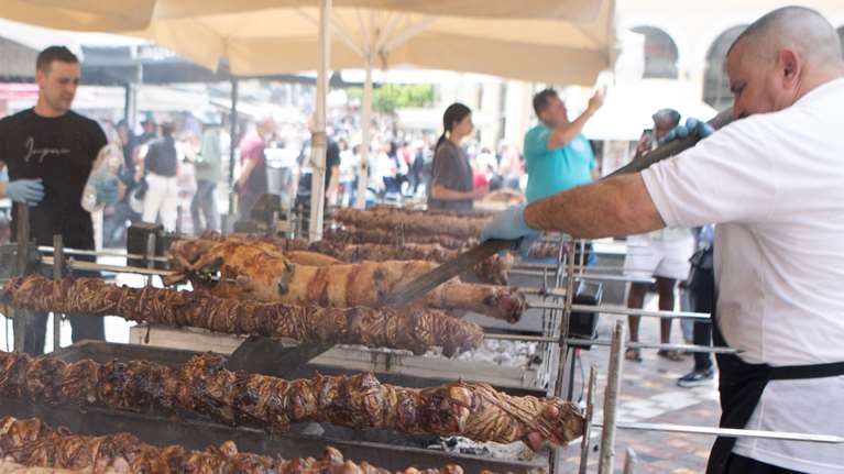 Πάσχα: Μετά το σούβλισμα γέμισε κόσμο το κέντρο της Αθήνας – Γλέντια σε όλη την Ελλάδα [βίντεο εικόνες]