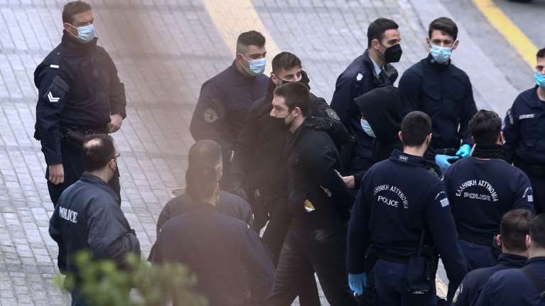 Δολοφονία Τοπαλούδη: Οργή της μάνας για τη νέα διακοπή της δίκης - Παρόντες οι δράστες [εικόνες]