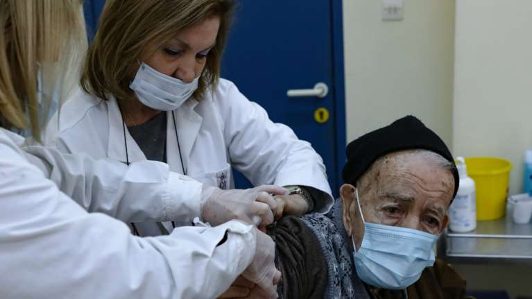 Πώς η Ελλάδα απέφυγε στο παρά πέντε τη γκάφα με τη δεύτερη δόση του εμβολίου - Τι συμβαίνει στην Ευρώπη