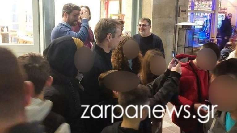 &quot;Ποιος θέλει σέλφι με τον πρωθυπουργό;&quot; - Χαμός με Μητσοτάκη στο παλιό λιμάνι των Χανίων