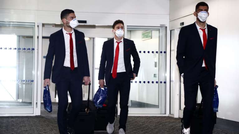 Ολυμπιακός: Με μάσκες έφτασαν οι παίκτες στο Λονδίνο