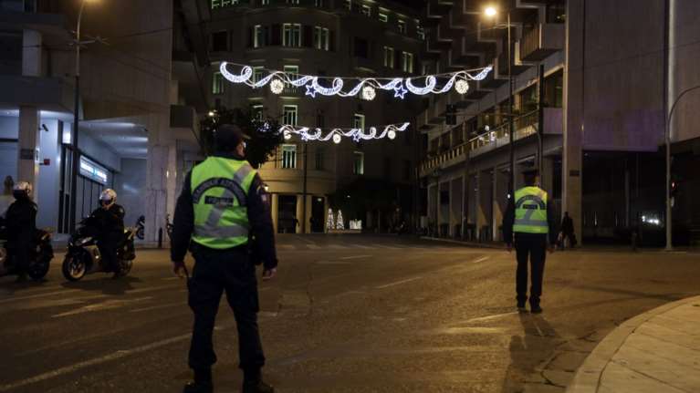 Παραμονή Πρωτοχρονιάς: Οκτώ συλλήψεις και 1.668 παραβάσεις των μέτρων κατά του κορονοϊού