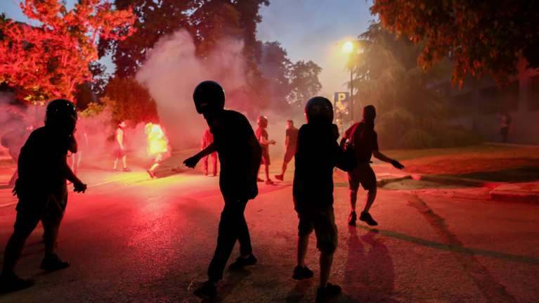 Πεδίο μάχης ξανά το ΑΠΘ: Νέα επεισόδια με μολότοφ και χημικά - Έσπασαν ακόμα και τράπεζες [Εικόνες - Βίντεο]