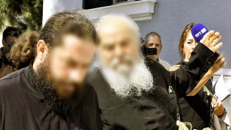 Καλάβρυτα: Προκλητικός και εκνευρισμένος ο ηγούμενος στον ανακριτή - Επιτέθηκε σε δημοσιογράφο [βίντεο]