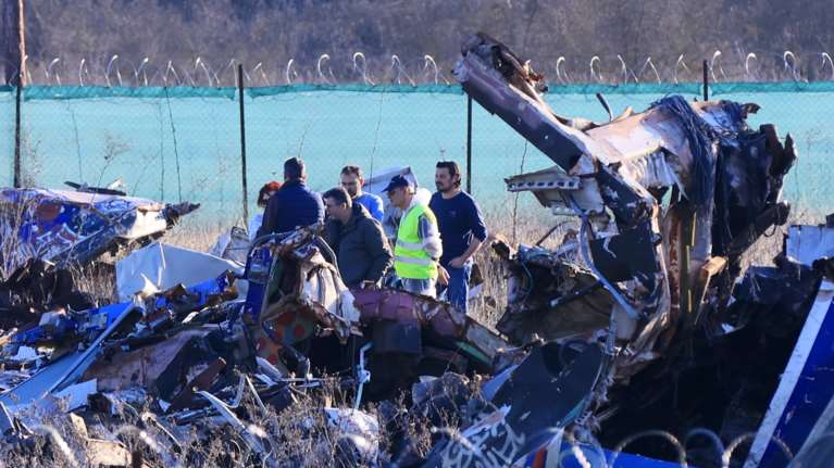 Τέμπη: Εικόνες και βίντεο από τις έρευνες στο σημείο που βρίσκονται οι αμαξοστοιχίες στο Κουλούρι