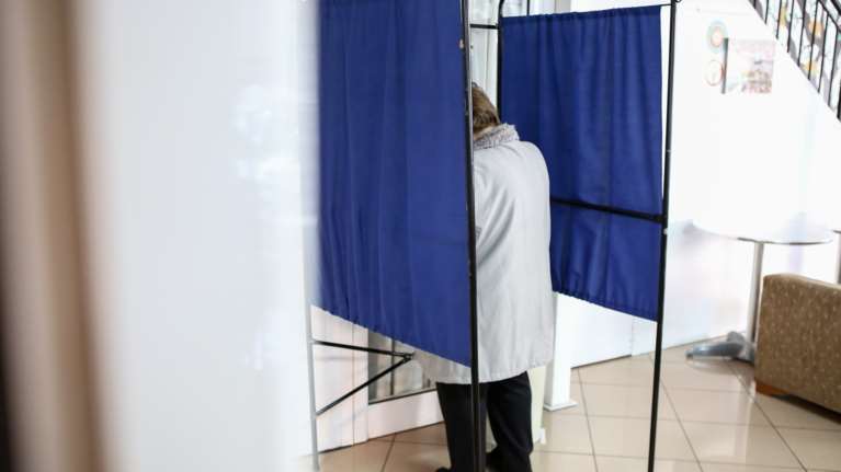 Εκλογές 2023: Πότε και πώς διορίζονται οι επόπτες, γραμματείς, έφοροι και δικαστικοί αντιπρόσωποι