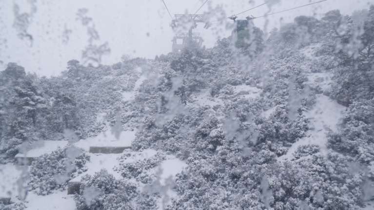Κακοκαιρία Avgi: Διακοπή κυκλοφορίας στη λεωφόρο Διονύσου λόγω χιονόπτωσης