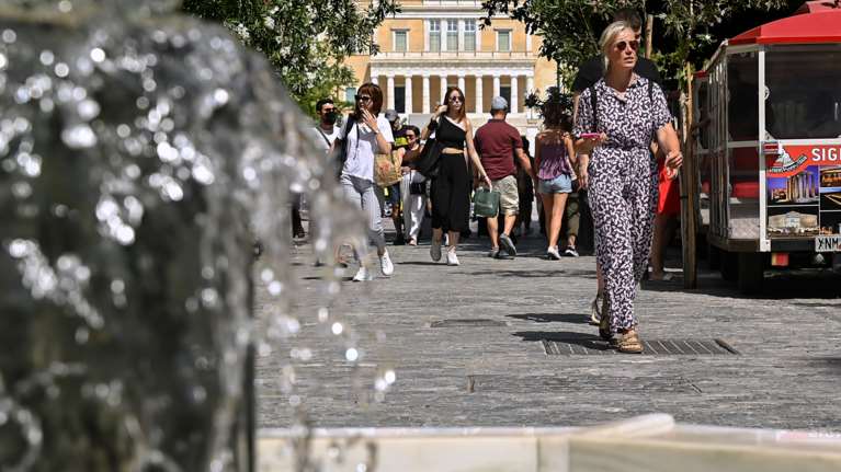 Καιρός: Ζέστη σήμερα με τον υδράργυρο να σκαρφαλώνει στους 39 βαθμούς - Πού θα βρέξει