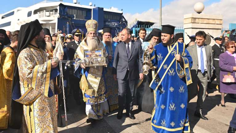 Με τιμές αρχηγού κράτους η Αγία Ζώνη της Παναγίας στον Πειραιά - Το ταξίδι με πλοίο από τη Μονή Βατοπεδίου [βίντεο]
