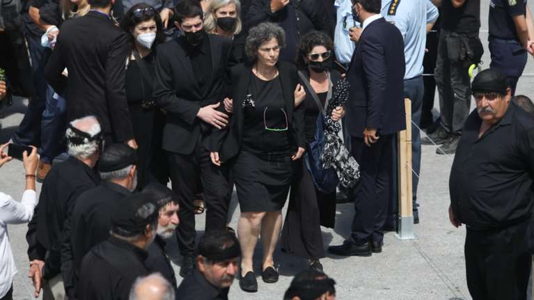Μαργαρίτα Θεοδωράκη: Συντετριμμένη και υποβασταζόμενη έφθασε η κόρη του Μίκη στην εκκλησία στον Γαλατά