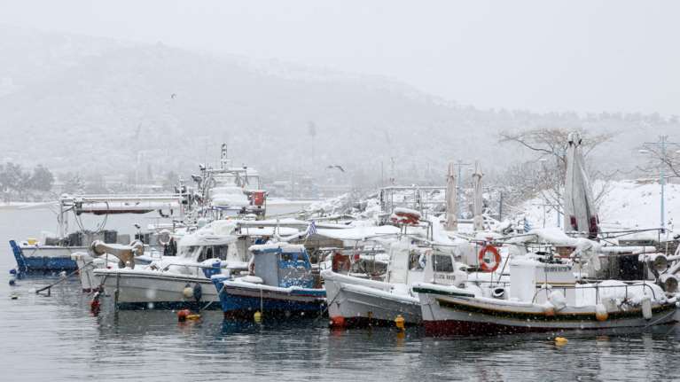 Η &quot;Μήδεια&quot; έντυσε στα άσπρα και την Καβάλα- Χιόνια σκέπασαν τις βάρκες  [εικόνες]