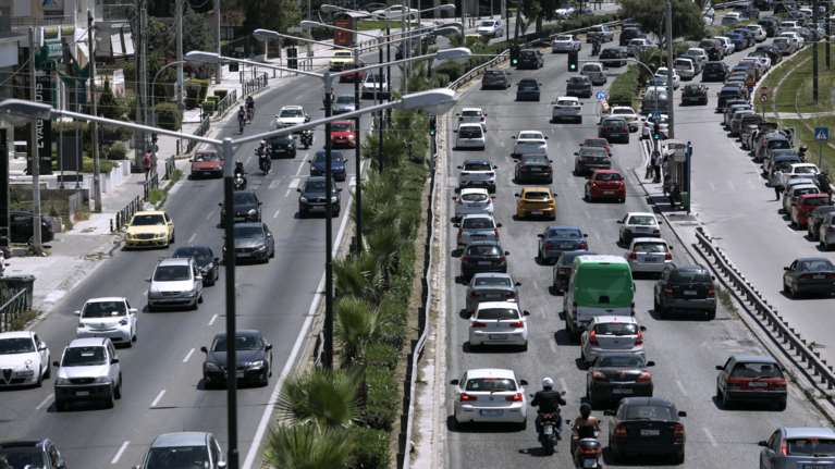 Τροχαίο στην Καλλιθέα, μποτιλιάρισμα στην Παραλιακή - Σύγκρουση οχημάτων στην Αττική οδό, μετά τα Γλυκά Νερά