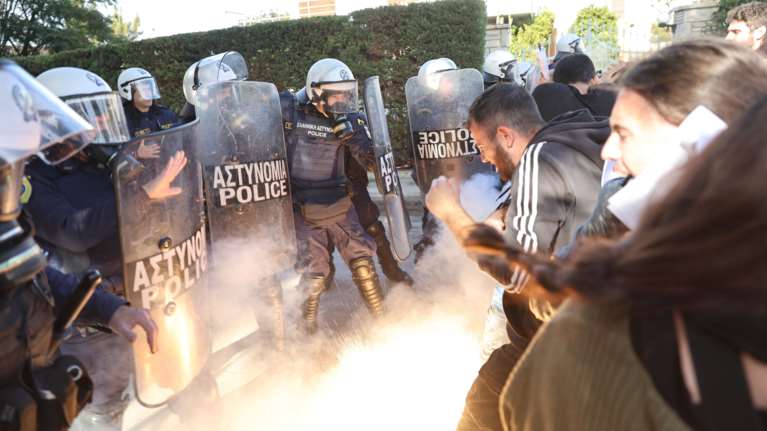 Οι πρυτάνεις στο Καβούρι για να αποφύγουν τους διαδηλωτές - Εκείνοι &quot;μετακόμισαν&quot; έξω από το ξενοδοχείο - Ένταση και χημικά[εικόνες]