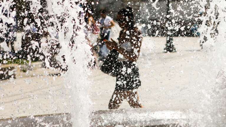 Καιρός: Ανεβαίνει ο υδράργυρος και φτάνει τους 36 βαθμούς - Ανεμοι έως 6 μποφόρ