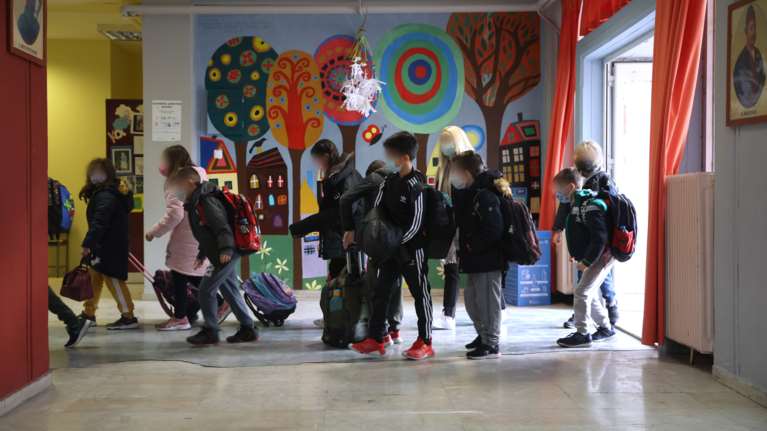 Ανοιγμα σχολείων: Την Τρίτη συνεδριάζει η επιτροπή των ειδικών- Θα αποφασίσουν τα (μη) μέτρα